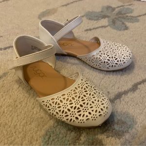 Girls / toddler Sugar size 8 white die-cut pattern slippers, Velcro closure